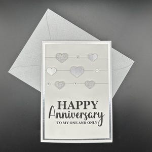 Tarjeta de aniversario hecha a mano: corazón de papel metálico y detalles de gemas