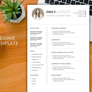 Op de afbeelding: Een cv-sjabloon met de titel "RESUME TEMPLATE" in grote witte tekst. Het cv bevat secties voor opleiding, vaardigheden en ervaring. Een foto van een vrouw staat bovenaan, samen met haar naam en contactgegevens. Een laptop en een plant staan op de achtergrond.