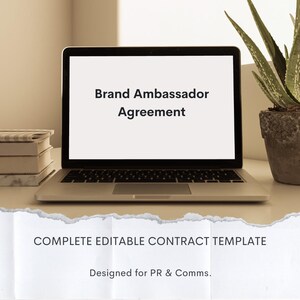 Könnte beinhalten: Ein Laptop zeigt "Brand Ambassador Agreement" auf dem Bildschirm. Darunter steht "COMPLETE EDITABLE CONTRACT TEMPLATE" und "Designed for PR & Comms." Ein Stapel Bücher und eine Topfpflanze sind ebenfalls zu sehen.