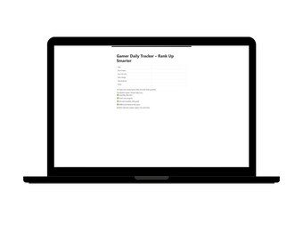 Op de afbeelding: Een zwarte laptop met een "Gamer Daily Tracker - Rank Up Smarter" sjabloon. Het scherm toont een checklist met velden voor datum, spel en notities, plus een lijst met doelen. De laptop staat tegen een witte achtergrond.