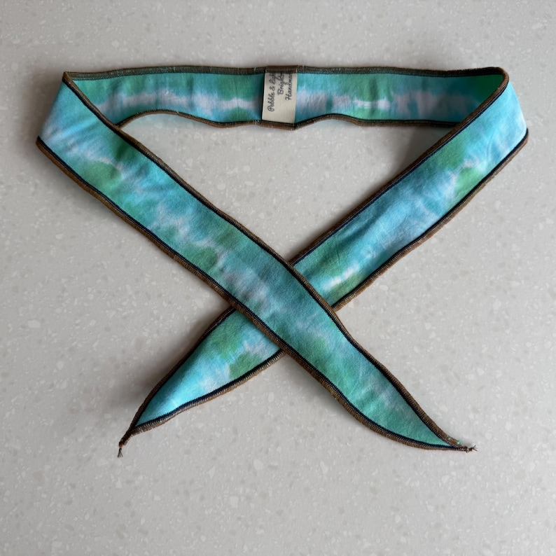 Może przedstawiać: Zestaw trzech ceramicznych kubk&oacute;w z nakrapianym, matowym wykończeniem. Kubki są w odcieniach kremu, jasnoszarym i ciemnoszarym. Każdy kubek ma prosty, minimalistyczny design i zaokrąglony uchwyt.