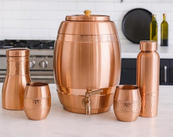 Dispensador de agua de cobre de 8 litros con elegante diseño, 2 vasos con botella de cobre de 950 ml de regalo y 1 botella para dormitorio. Regalo de aniversario de cobre hecho a mano.