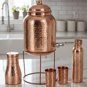 Dispensador de água de cobre martelado de 8 litros, 2 copos e suporte com garrafa de cobre de 950 ml e 1 garrafa para quarto grátis. Presente de aniversário artesanal em cobre.