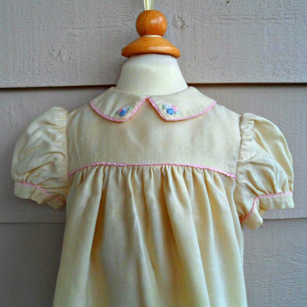 des années 1950 vintage bébé - 9MO - bambin crème classique à la main robe avec dentelle rose, col Claudine et poche