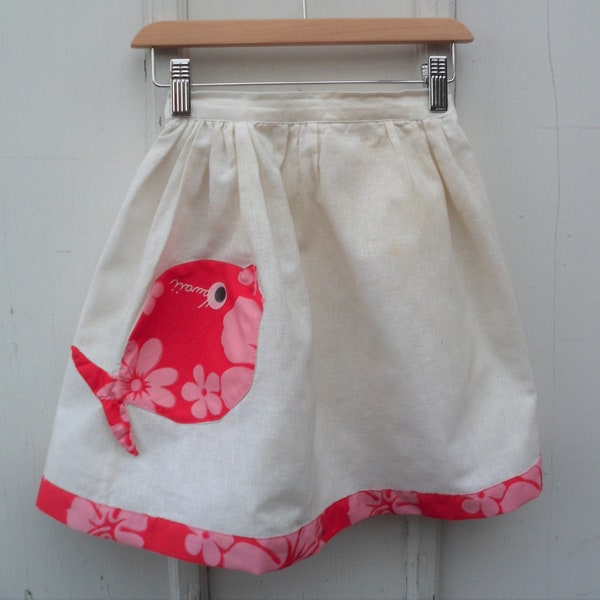Vintage Souvenir Apron  - Off-White Apron with Appliqued Hot Pink Hawaiian Print Fish Pocket and Contrasting Hem Detail