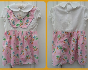 Vintage Kleid - 6T - Neuheit Print Kleid mit Pink, Grün, Blau und Senf Gelb Print, gestickten Vögeln und Bubikragen