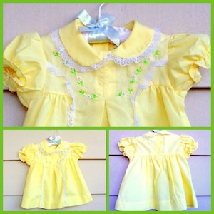 Vintage Babykleid - 12MO - Gelbes Besticktes Kleid mit Peter Pan Kragen und weißer Spitze