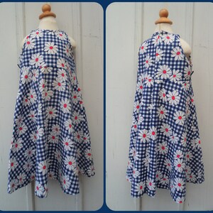 Vintage Baby Kleid - 2 t 24MO - Mod Print Floral Maxi Kleid in Marine Gingham mit weißen und roten Gänseblümchen