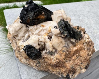 Aegirinkristall på fältspat – 708 g naturligt Malawi-mineralprov