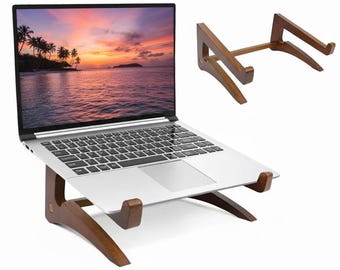 Może przedstawiać: Drewniany stojak na laptopa w kolorze ciemnobrązowym z laptopem. Stojak ma minimalistyczny design. Ekran laptopa wyświetla zachód słońca nad morzem. Pokazano również dodatkowy stojak.