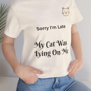 Przepraszam za spóźnienie. Mój kot leżał na mnie. Zabawna koszulka dla mamy kota. Uroczy graficzny t-shirt z kotkiem dla miłośników kotów.