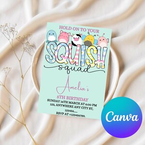 Puede incluir: Una tarjeta de invitación azul claro con el texto "HOLD ON TO YOUR SQUISH squad" y "Amelia's 5TH BIRTHDAY". La tarjeta presenta personajes de dibujos animados y un logotipo de Canva. La invitación incluye fecha, hora y lugar.