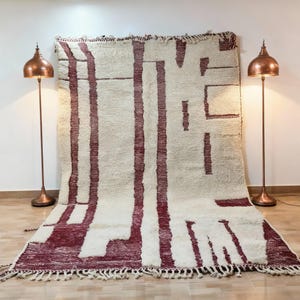 Alfombra de lana marroquí hecha a mano estilo bereber — Alfombra geométrica de pelo largo en marfil y burdeos, estilo boho para sala de estar
