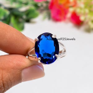 Anillo solitario ovalado de tanzanita: gema azul violeta, plata de ley con brazo dividido.