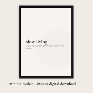 Könnte beinhalten: Ein gerahmter Druck mit den Worten "slow living" in minimalistischem Design. Der schwarze Text steht auf cremefarbenem Hintergrund, mit einem schwarzen Rahmen. Der Satz "is giving yourself permission to breathe again" steht darunter.