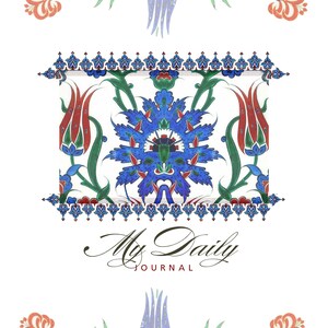 Peut inclure: Une couverture de journal blanche avec un motif floral rouge, bleu et vert. La couverture présente le texte "My Daily Journal" dans une écriture élégante et est encadrée par une bordure décorative avec des éléments floraux.