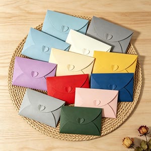 Conjunto de envelopes coloridos personalizados de 16 x 11 cm, envelopes de papel grosso de 250 g com fecho em formato de coração para convites de casamento e convites de festa.