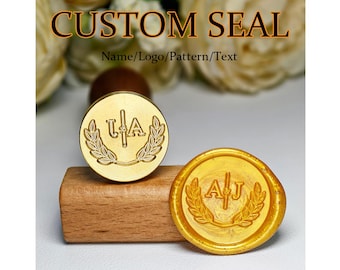 Peut inclure: Un sceau personnalisé doré avec le texte "CUSTOM SEAL" et "Name/Logo/Pattern/Text". Le sceau présente un monogramme avec les lettres "UA" et un motif de couronne de laurier. Un sceau de cire avec les lettres "AJ" est également montré.