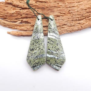 Nuovo orecchino a forma di cravatta con opale svizzero verde naturale, gioiello in pietra naturale, 42x15x4mm, 7,4g-W26872