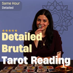Puede incluir: Una mujer sonriendo, sosteniendo un objeto pequeño, con cartas del tarot sobre una mesa. El texto dice "Detailed Brutal Tarot Reading" con "Same Hour Detailed" arriba. También se ven una vela encendida y un diseño decorativo.