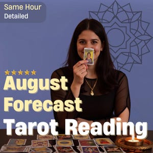 Può includere: Una donna tiene in mano una carta dei tarocchi davanti al viso, con le parole "August Forecast Tarot Reading" in lettere dorate. Un tavolo con carte dei tarocchi e una candela accesa in primo piano. Lo sfondo è una parete blu con un disegno decorativo.