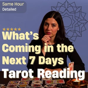 Puede incluir: Una mujer está sentada en una mesa con cartas del tarot, una vela encendida y el texto "What's Coming in the Next 7 Days Tarot Reading". La imagen tiene un fondo azul con un patrón decorativo y las palabras "Same Hour Detailed".