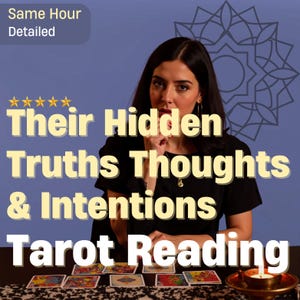 Puede incluir: Una mujer con una blusa negra está sentada en una mesa con cartas del tarot. El texto de la imagen dice "Their Hidden Truths Thoughts & Intentions Tarot Reading". El fondo es azul con un patrón decorativo.