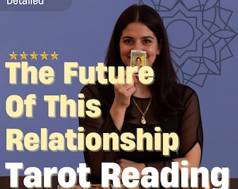 Può includere: Una donna tiene una piccola foto davanti al viso, con il testo "The Future Of This Relationship Tarot Reading" in grandi lettere gialle. Un tavolo con carte dei tarocchi e una candela accesa è in primo piano. Lo sfondo è blu.