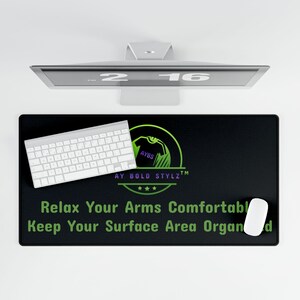"Große schwarze, ergonomische Schreibtischmatte mit dem Design ""Relax Your Arms Comfortwäsche""."