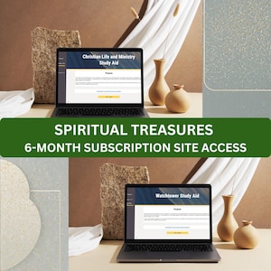 Może przedstawiać: Laptop wyświetlający stronę internetową zatytułowaną Christian Life and Ministry Study Aid oraz Watchtower Study Aid, z tekstem o 6-miesięcznym dostępie do duchowych skarbów, obok dwóch jasnobrązowych wazonów i teksturowanego bloku kamiennego.