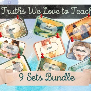 Puede incluir: Una ilustración con nueve conjuntos de tarjetas, cada uno con un tema diferente, incluyendo "Muerte", "Reino de Dios" y "Familia". Las tarjetas están sujetas a un fondo con el texto "Truths We Love to Teach" y "9 Sets Bundle".