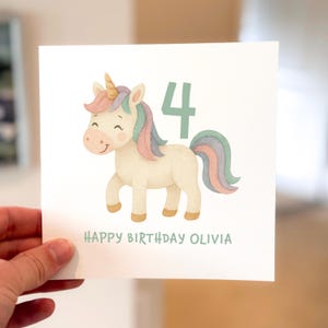 Biglietto di auguri personalizzato per il 4° compleanno di un unicorno: biglietto arcobaleno per bambina