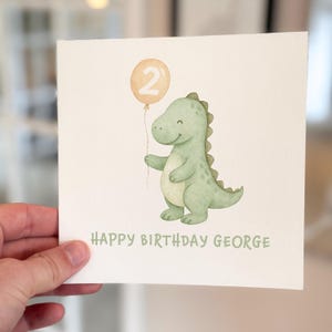Biglietto di auguri personalizzato per il secondo compleanno di un dinosauro: dinosauro verde pastello