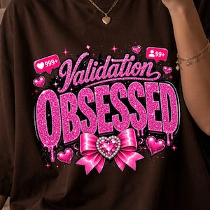 Validatie geobsedeerd png, grappig flirt png, ontwerp voor een meisje dat aandacht zoekt, roze strik Y2K-esthetiek, sublimatie png-download