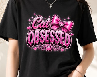 Linda. Femenina. Completamente obsesionada con los gatos. Imagen PNG perfecta para amantes de los gatos, camisetas modernas y proyectos estéticos.