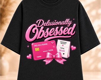 Wahnhaft Besessen (PNG), Lustiges Wahnhaftes Mädchen (PNG), Kokettes Zitat (PNG), Grafik-T-Shirt-Design mit rosa Schleife, Besessenes Mädchen (PNG), Sofort-Download