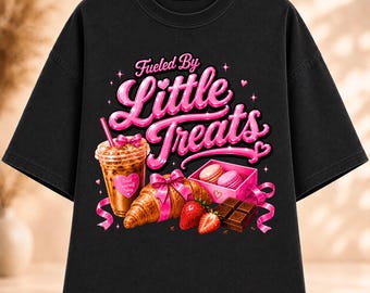 Impulsada por pequeños placeres PNG, Cena divertida para chicas PNG, Postre coqueto PNG, Estética de dulces, Diseño de camiseta viral de TikTok, Descarga instantánea