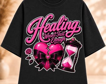 La curación no fue lo suficientemente rápida PNG, Ruptura divertida PNG, Diseño de camiseta de la era del villano, Frase de curación de Coquette PNG, Descarga instantánea