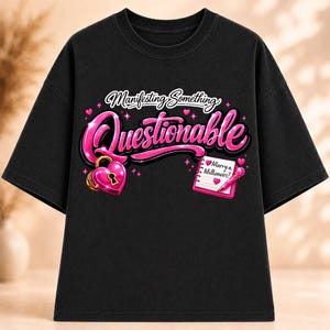 Manifestando algo cuestionable PNG, Chica delirante PNG, Diseño de camiseta con humor sobre la manifestación, Gráfico estético coqueto, Descarga digital