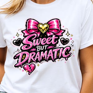 PNG dulce pero dramático, cita divertida para chicas, diseño estético coqueto, tipografía de lazo rosa, diseño de camiseta sarcástica y linda, PNG moderno Y2K
