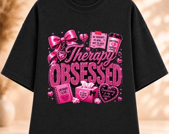 PNG obsesionado con la terapia, PNG de caos coqueto, diseño de camiseta rosa brillante, gráfico de humor mentalmente inestable, PNG de estética coqueta Y2K de moda