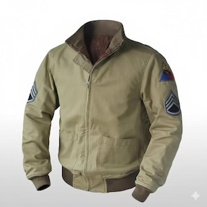 Puede incluir: Chaqueta bomber color beige con cremallera, dos bolsillos delanteros y cuello y puños acanalados marrones. La chaqueta presenta parches en las mangas, incluyendo una insignia militar y rayas. La chaqueta está hecha de un material duradero.