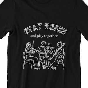 Shirt strijkkwartet: Stay Tuned Music Pun Tee
