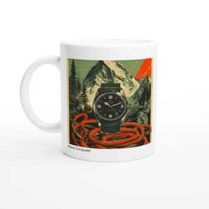 Peut inclure: Mug en céramique blanche avec un motif de montagne. L'image présente une montre avec un cadran noir et un bracelet vert, une corde orange enroulée et un fond de montagne. Le texte "Alpine Conquest" est en bas du mug.