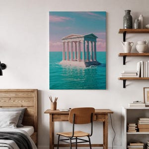 以下が含まれることがあります： ターコイズブルーの水面に浮かぶ白い古典的な寺院を描いたキャンバスプリント。ピンクと青の空の下。アートワークは、木製の机と椅子の上の白い壁に表示され、装飾的な棚とベッドが見えます。