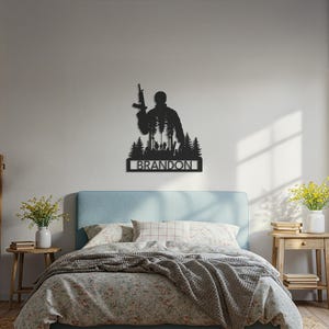 Gepersonaliseerde metalen muurkunst soldaat, aangepast militair naambord, woondecoratie leger met bosscène, cadeau voor veteranen en militairen
