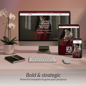 Puede incluir: Un ordenador, una tableta y un smartphone muestran un sitio web con el texto "Grow a Business that Honors Your Energy". Un teclado, un rat&oacute;n, un cuaderno, un bol&iacute;grafo y una orqu&iacute;dea en maceta est&aacute;n en el escritorio. El texto "Bold & strategic" est&aacute; en la parte inferior.