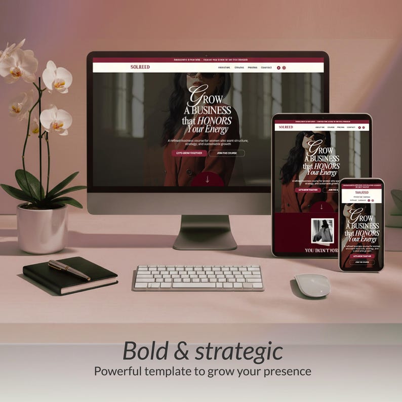 Puede incluir: Un ordenador, una tableta y un smartphone muestran un sitio web con el texto "Grow a Business that Honors Your Energy". Un teclado, un rat&oacute;n, un cuaderno, un bol&iacute;grafo y una orqu&iacute;dea en maceta est&aacute;n en el escritorio. El texto "Bold & strategic" est&aacute; en la parte inferior.