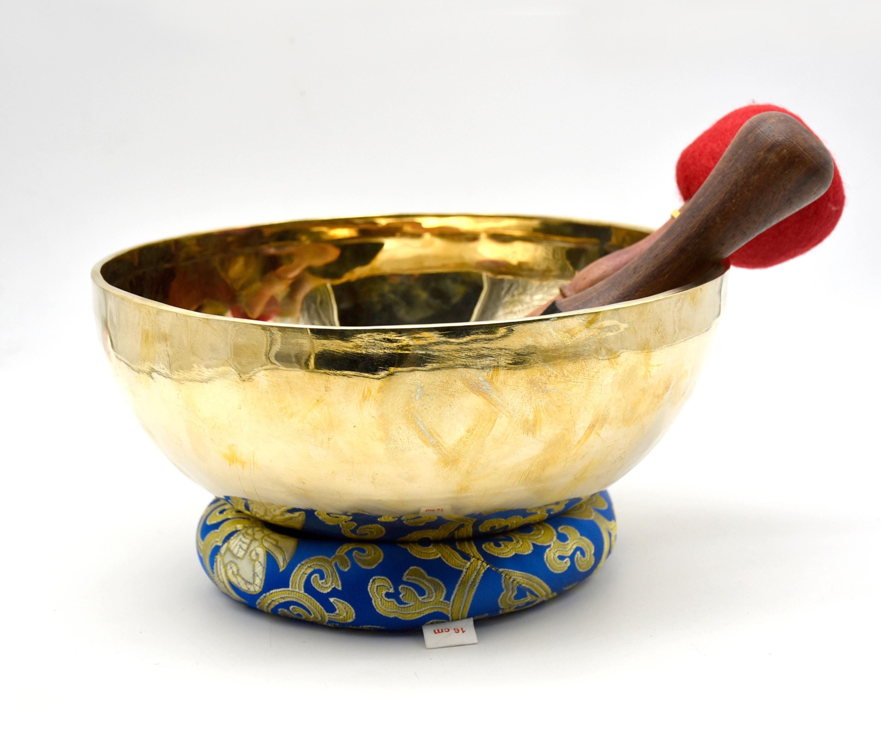 11インチのナチュラル仕上げの光沢のあるシンギングボウル。瞑想や