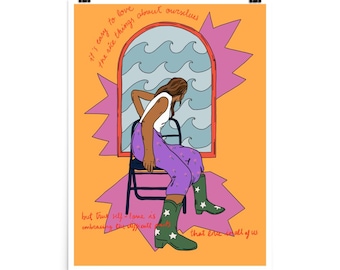 Può includere: Una stampa artistica con una persona seduta davanti a una finestra con un motivo a onde. La persona indossa un top bianco, pantaloni viola e stivali verdi con stelle bianche. Il testo in arancione recita: "È facile amare le cose belle di noi stessi..."